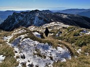 65 Scendiamo non dal sentiero di salita, ma sulla linea del costone sud del Venturosa con vista in Cancervo